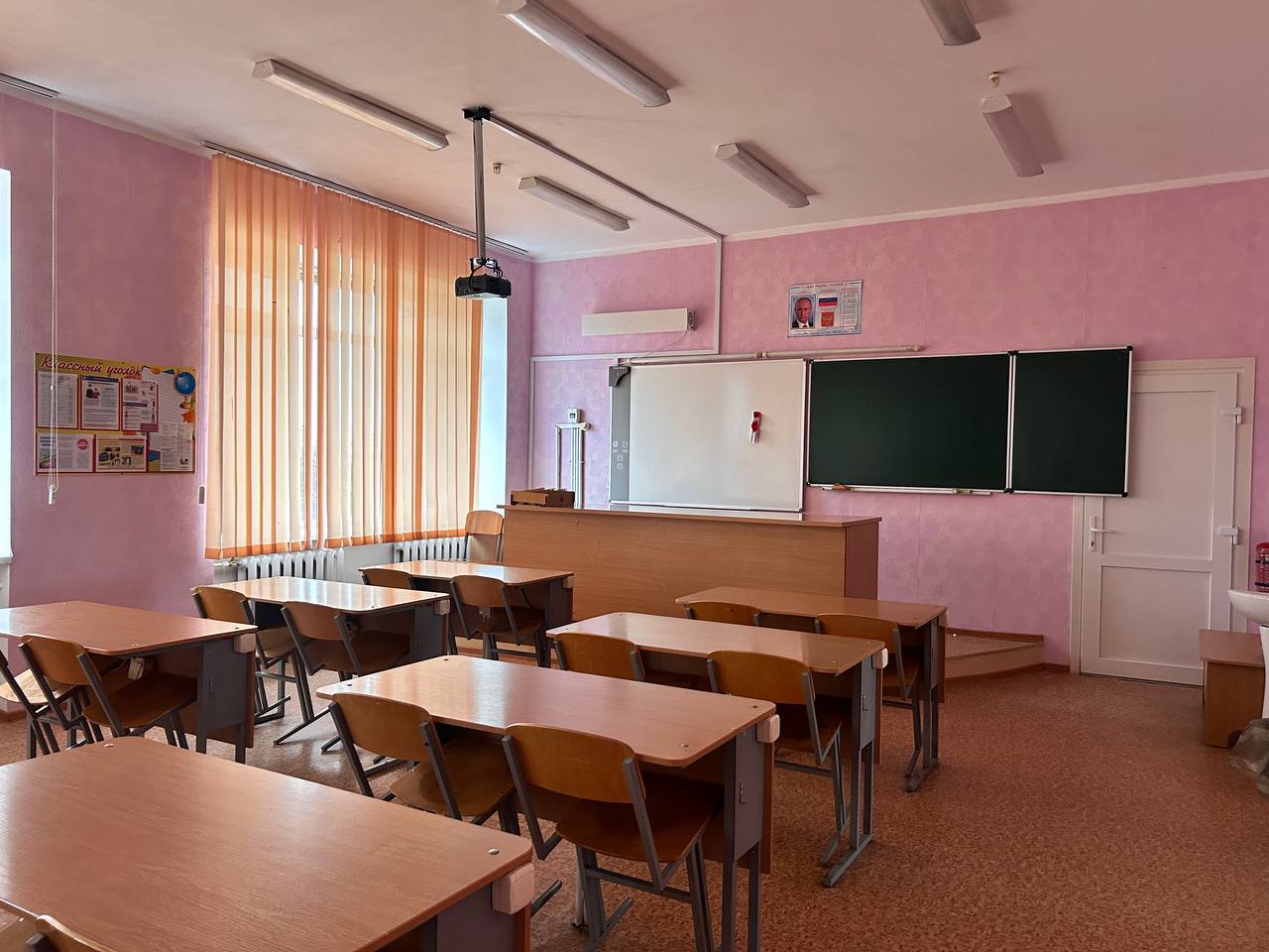 Изображения кабинета физики.